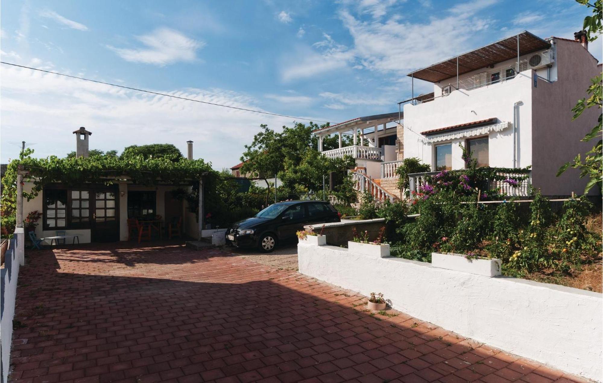 Pet Friendly Apartment In Pakostane With Kitchen Kültér fotó